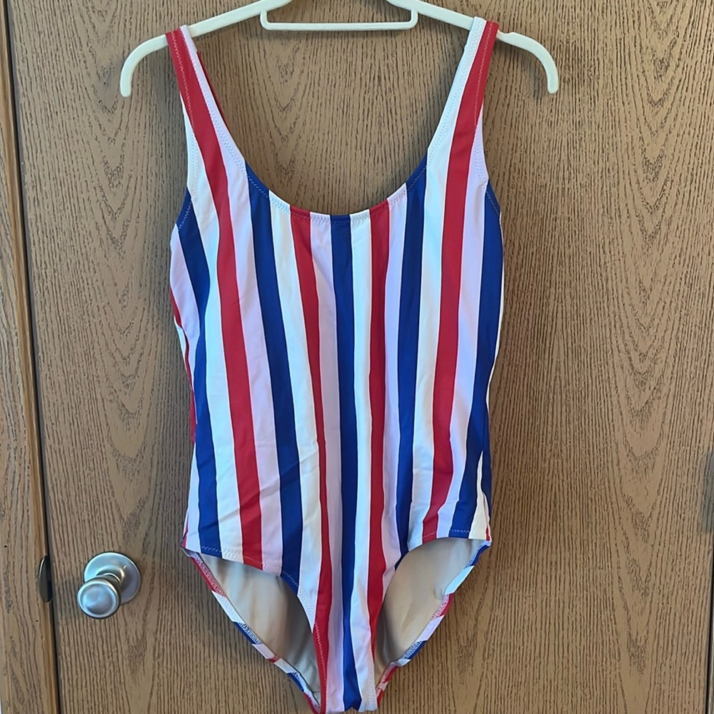 🌸3/$15🌸 Old Navy Swimsuit—Size Large
